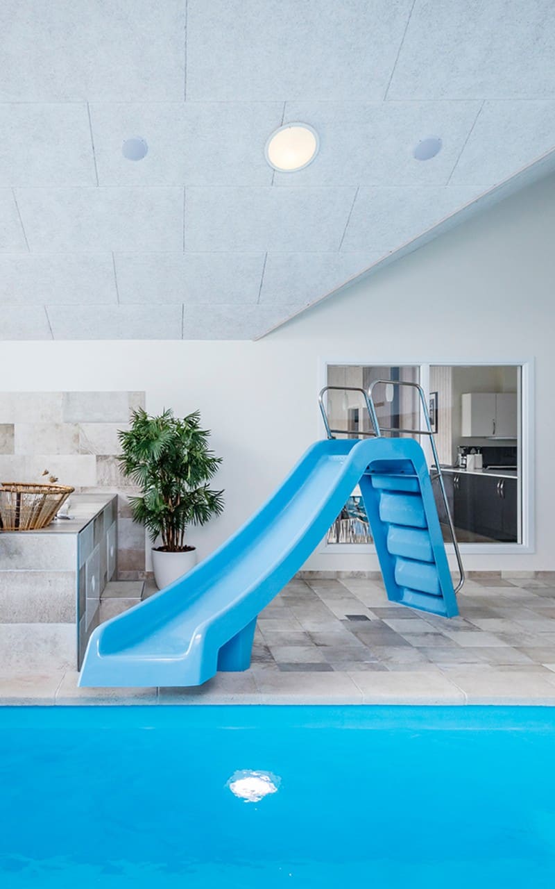 Skanlux Aqua sommerhus. Poolhus med aktivitetsrum