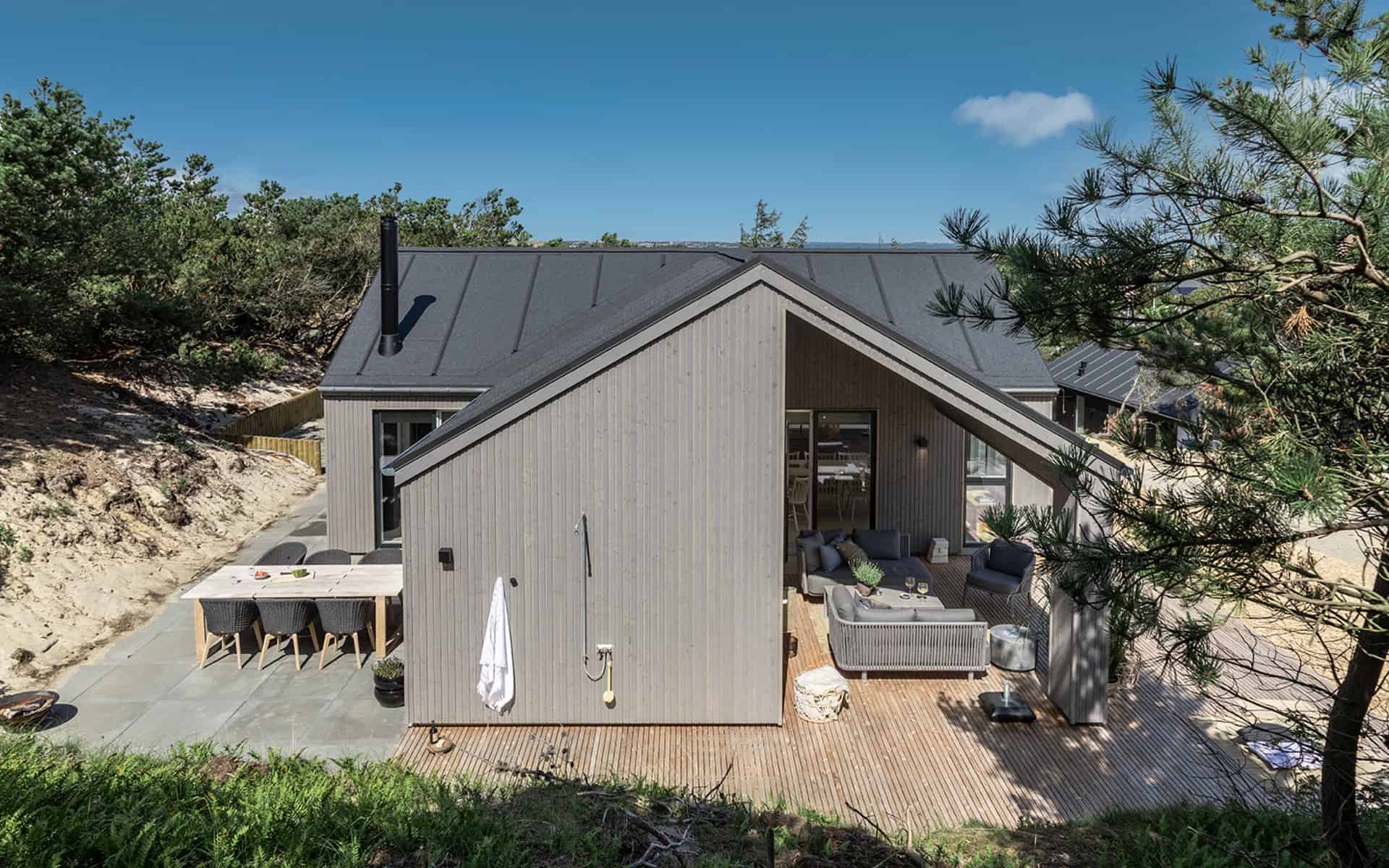 trend sommerhus med træ og beton terrasse