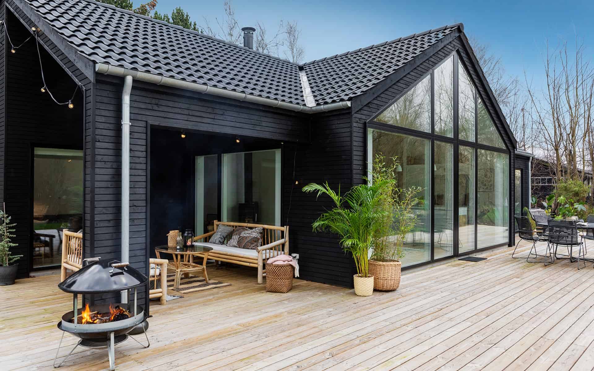 Vinklet billede med Trend Basic sommerhus fra Skanlux. Moderne og hyggeligt fristed.