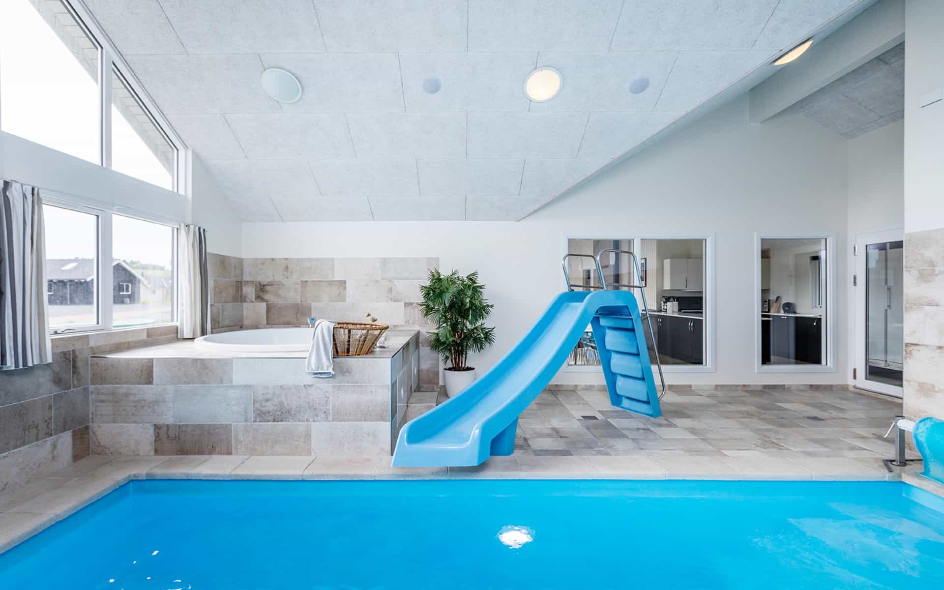 Poolområde i sommerhus med rutsjebane og spa