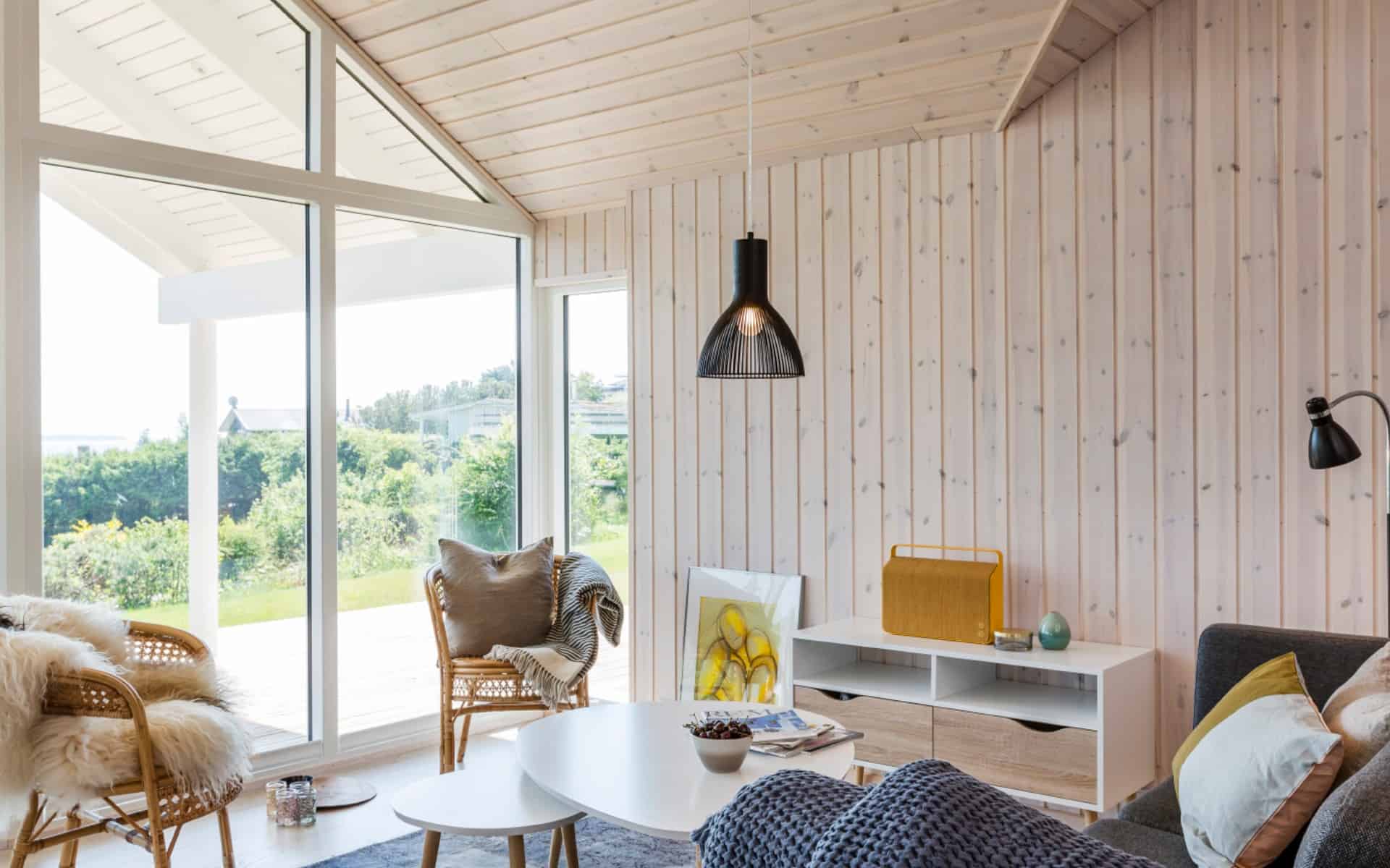 Hyggeligt rum i sommerhus med stort vinduesparti