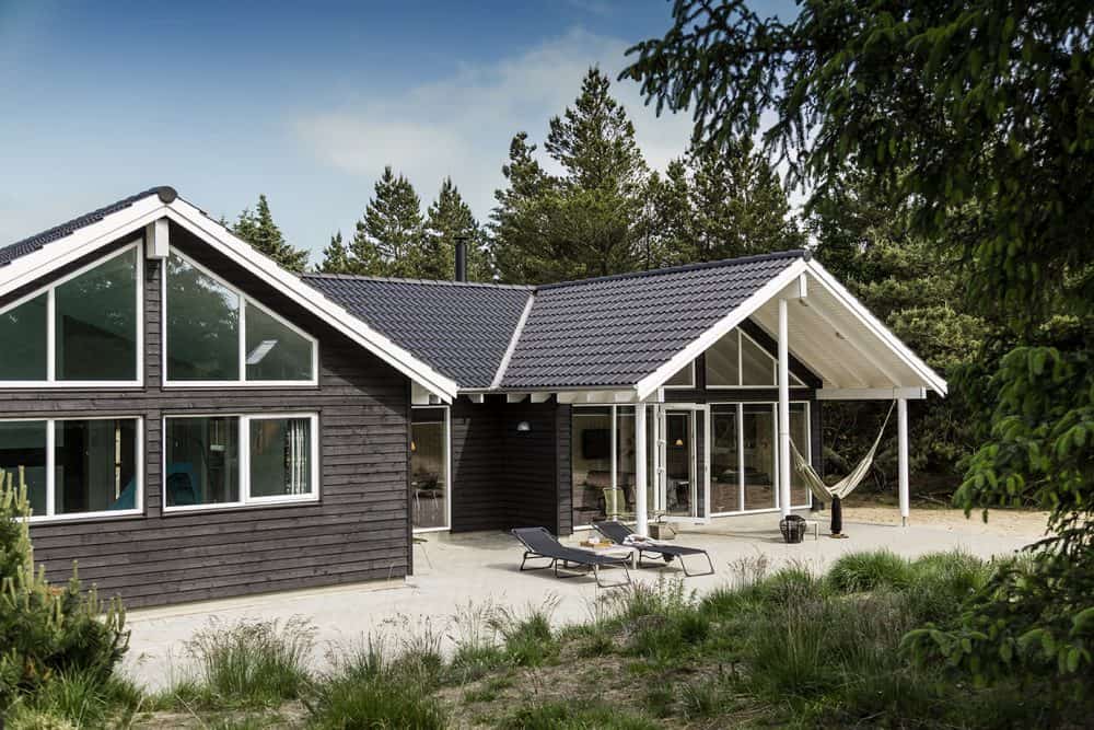 Skanlux Aqua luksussommerhus med pool og aktivitetsrum set udefra