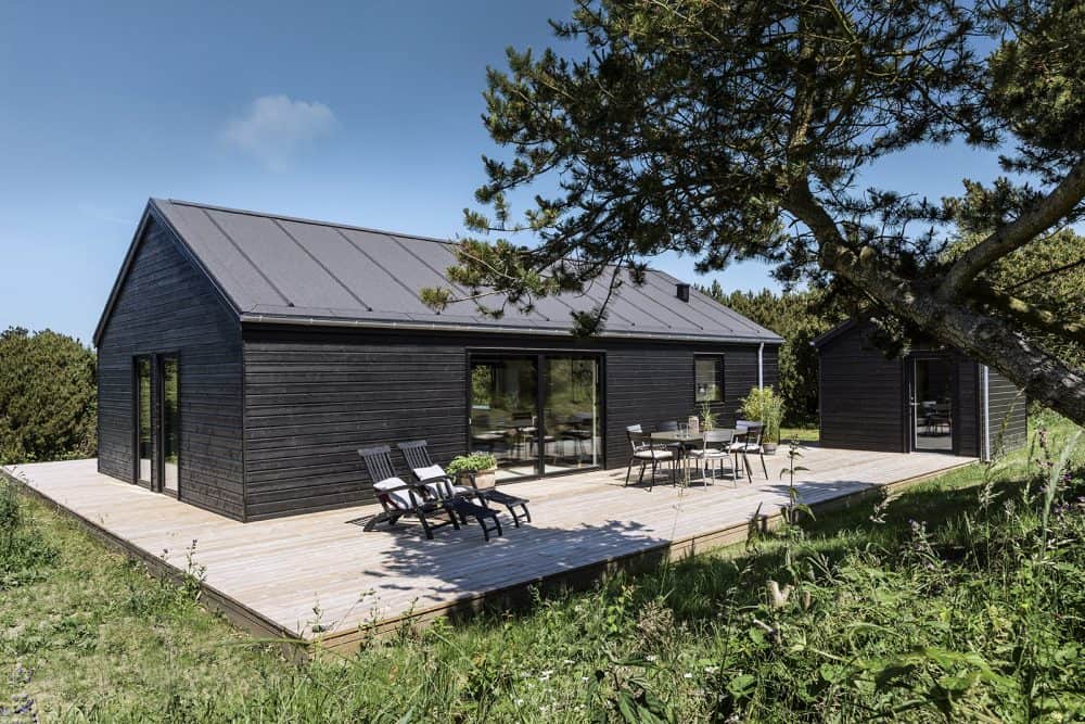 Skanlux Trend sommerhus set udefra på naturskøn beliggenhed med stor terrasse i træ