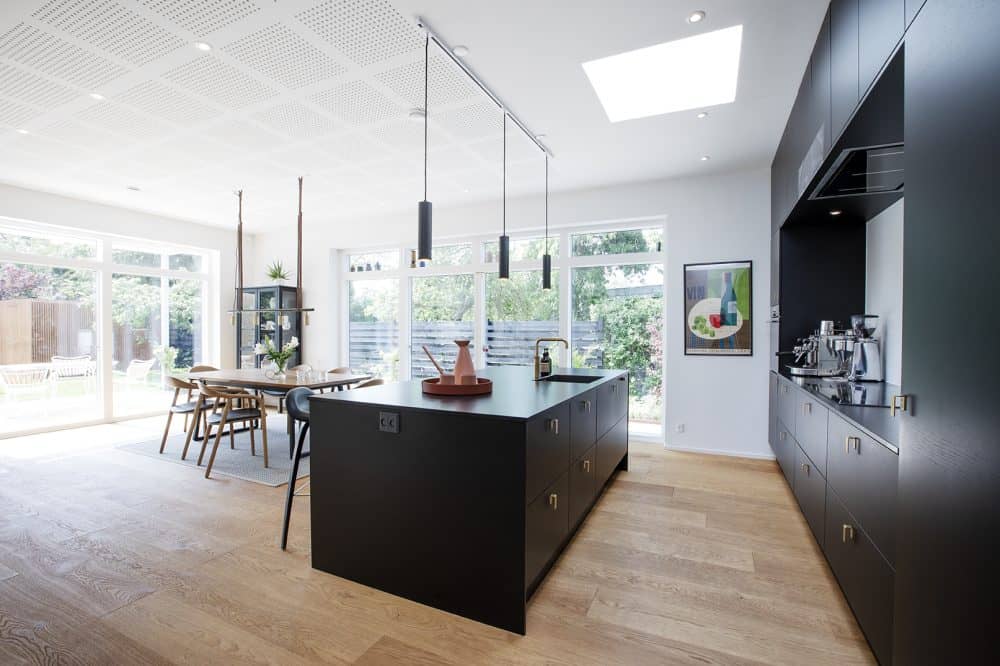 Åben rummet op og luk lyset ind med ovenlysvinduer i dit Skanlux hus eller sommerhus.