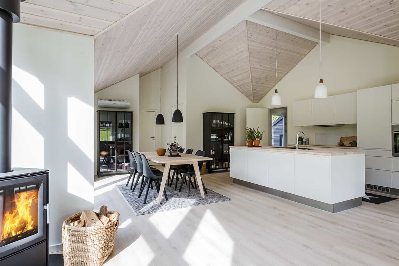 Roligt køkken alrum med træloft