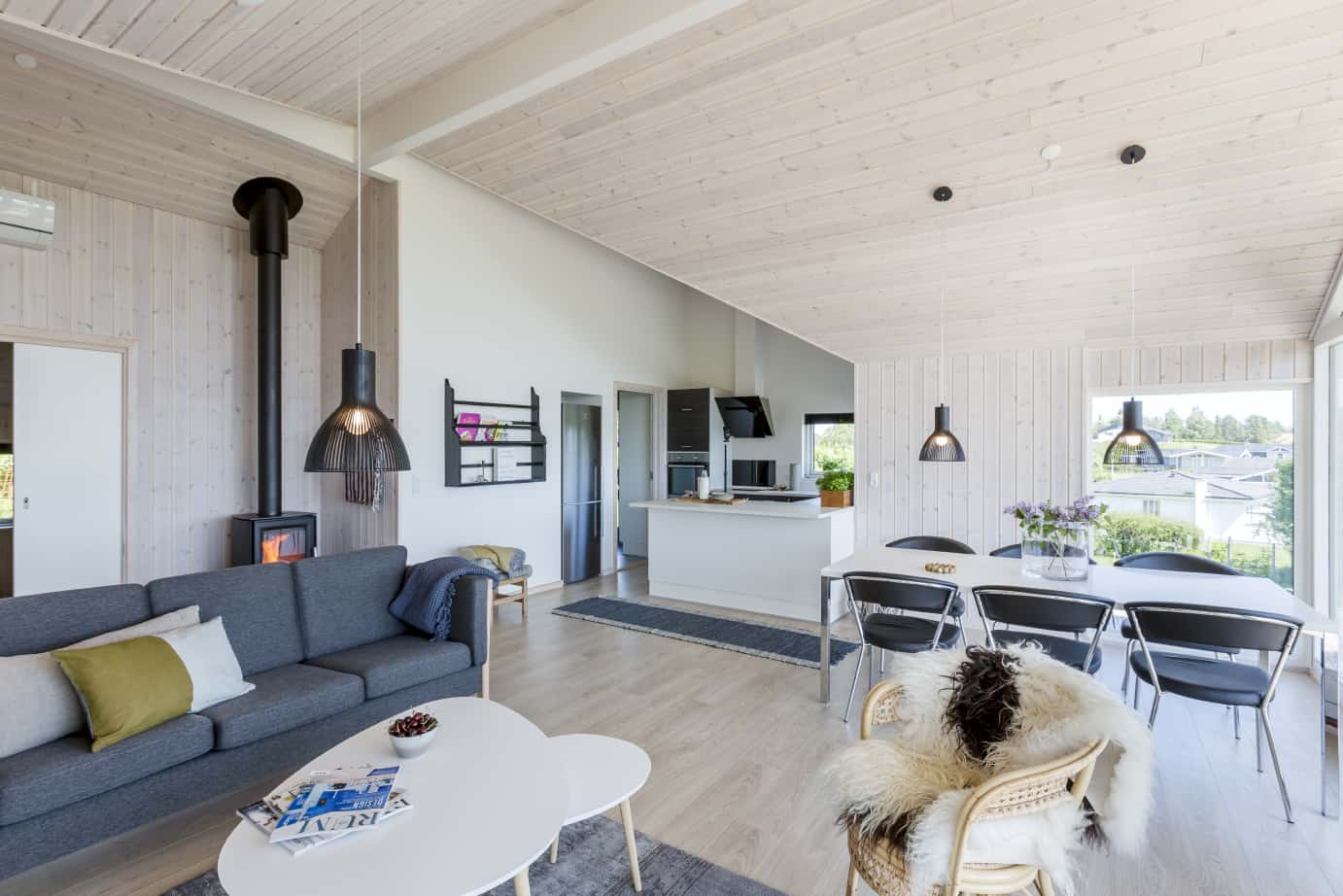 Køkken alrum i sommerhus med loft til kip