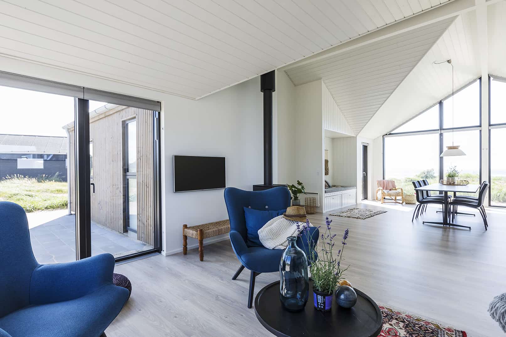 Stue møbler med brændeovn og tv