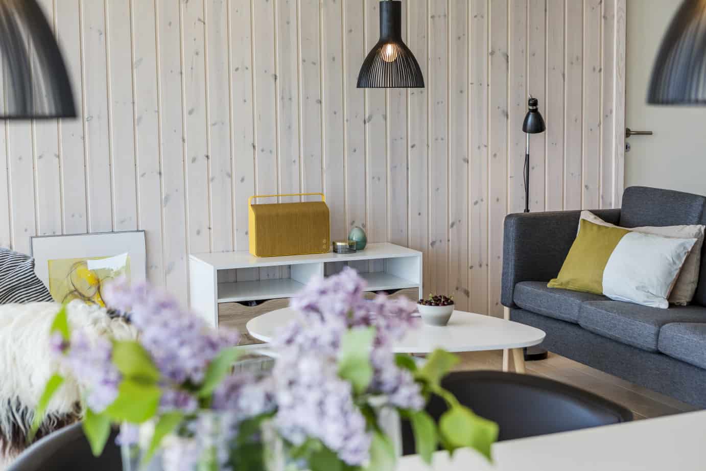 blomst, sofabord, sofa og lampe