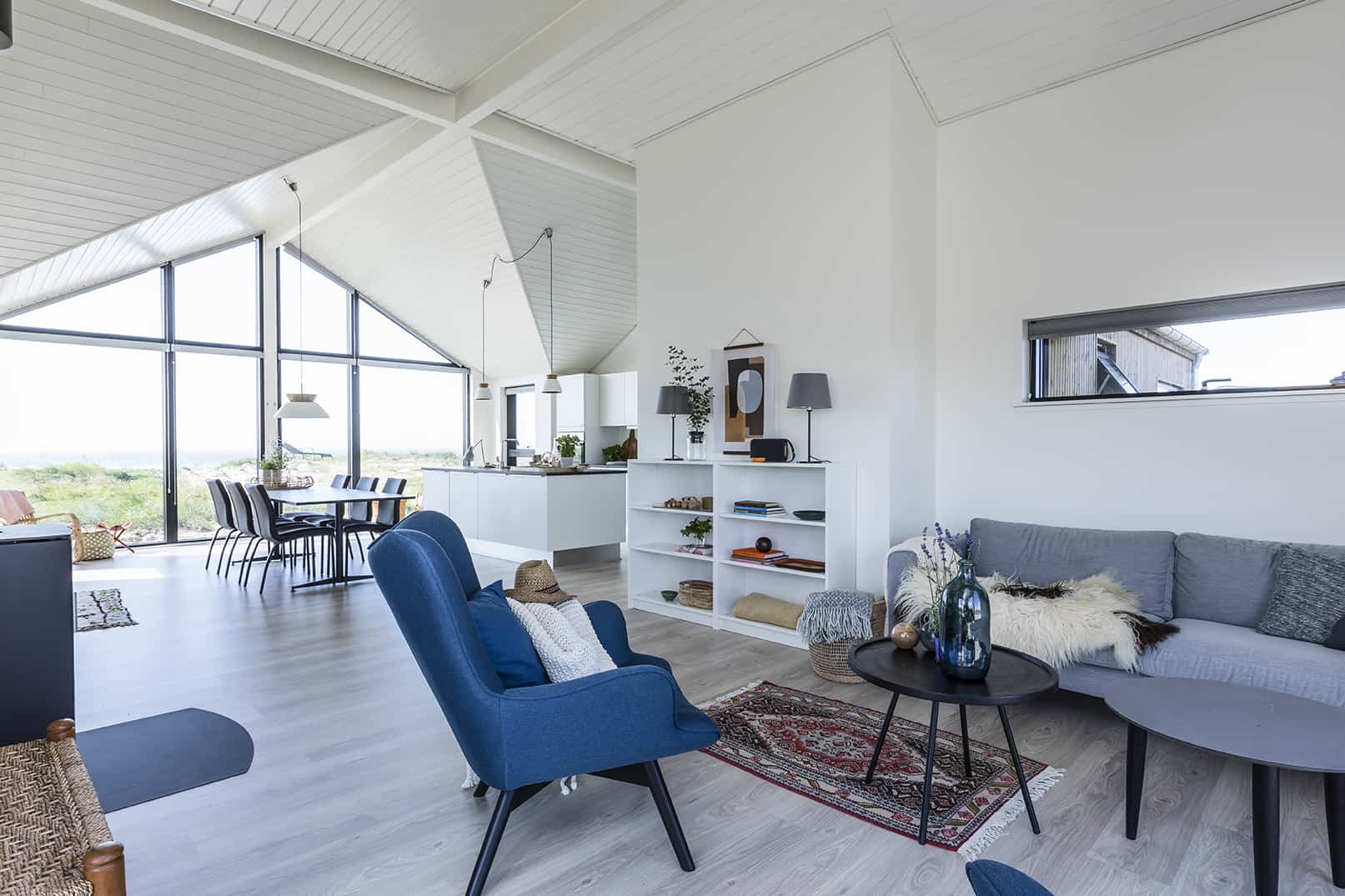 Lyst køkken alrum med loft til kip