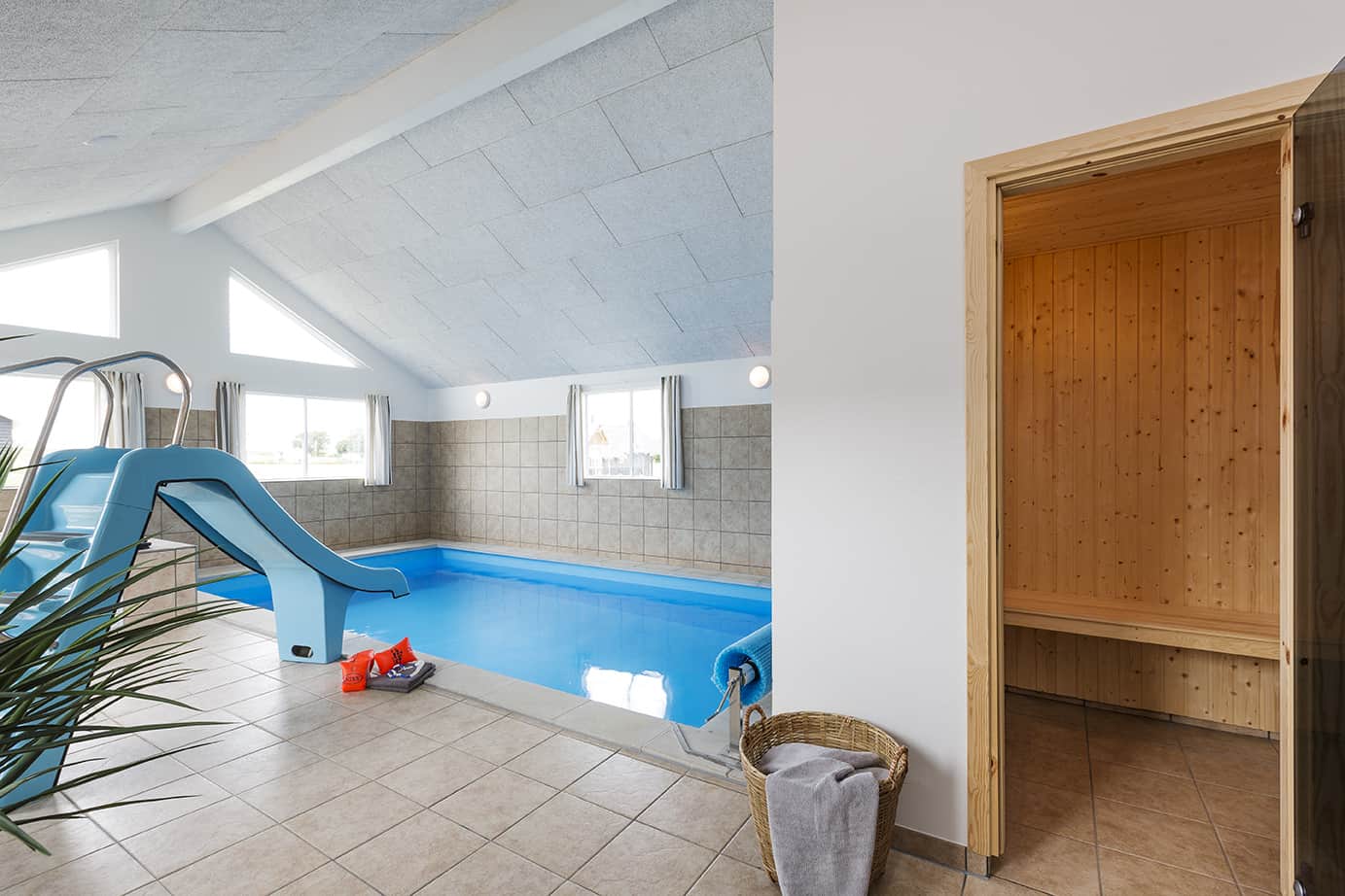 Skanlux Aqua sommerhus med pool og aktivitetsrum