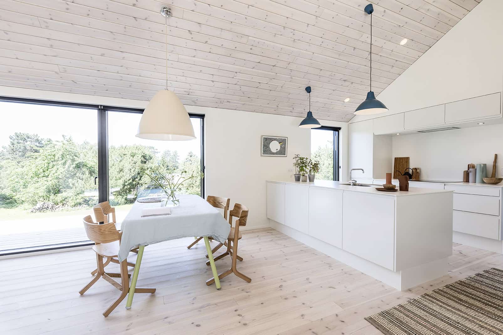 Spisebord og køkken i alrum