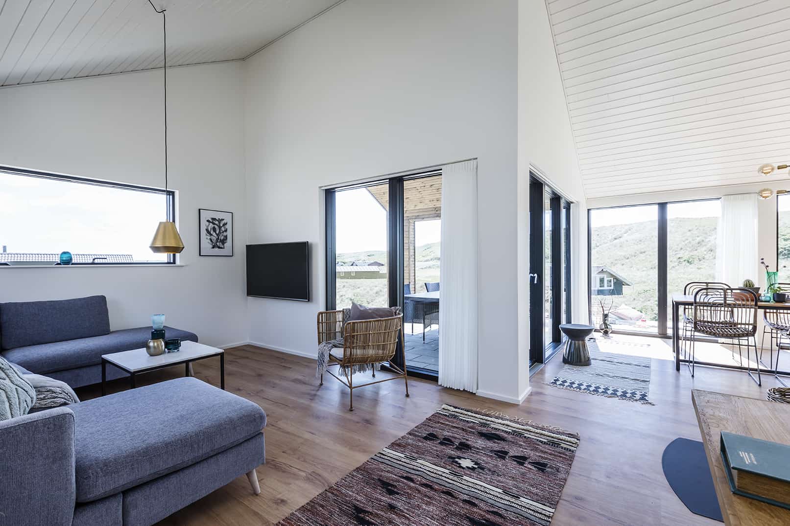 Lys og diskret stue med nyt trægulv