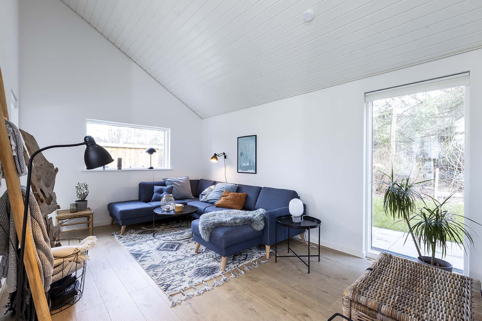 Stue med sofa placeret fjernest