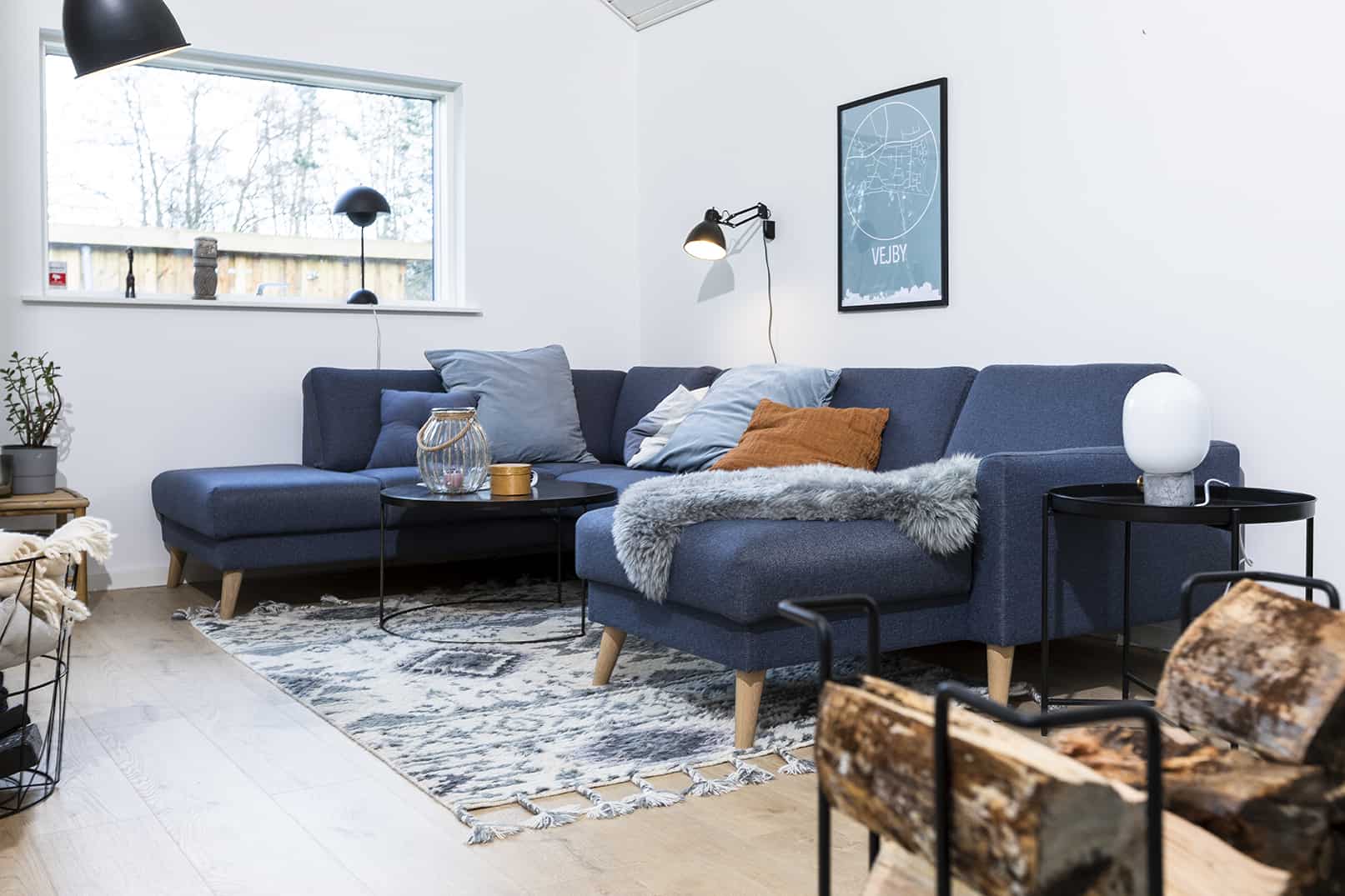 Close up af mørk sofa i hjørnet af stue