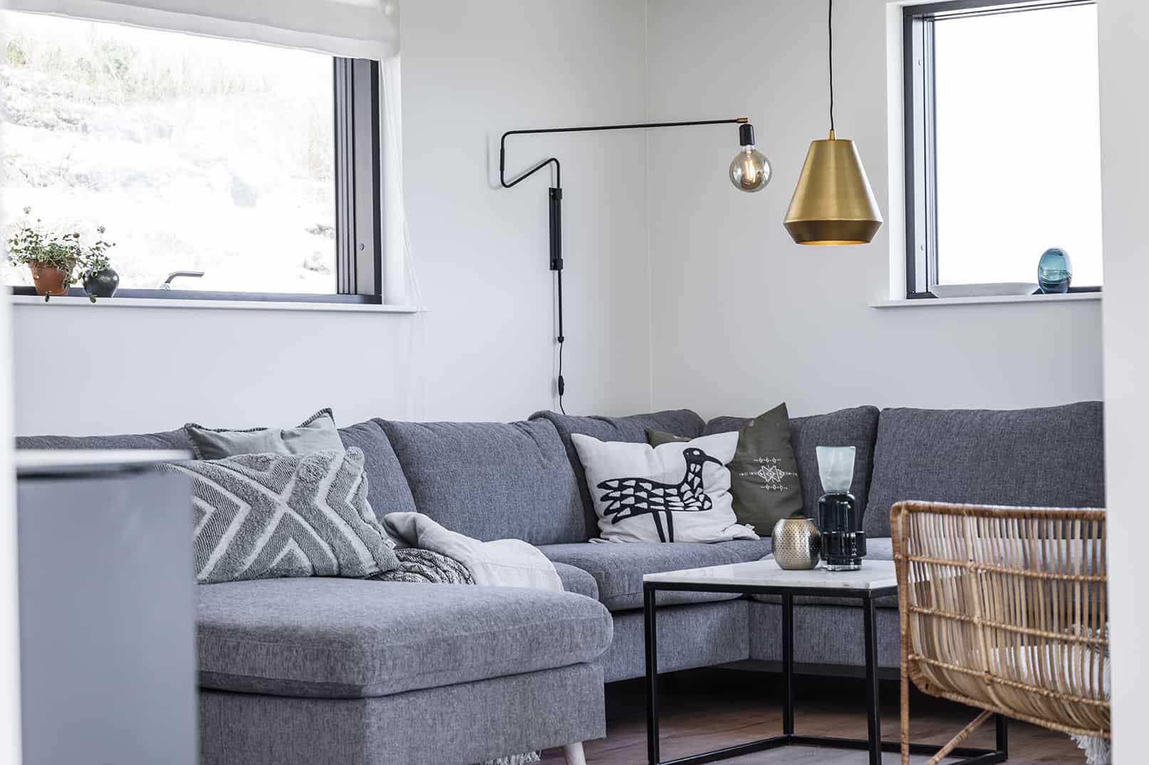 Close up af grå sofa med lamper