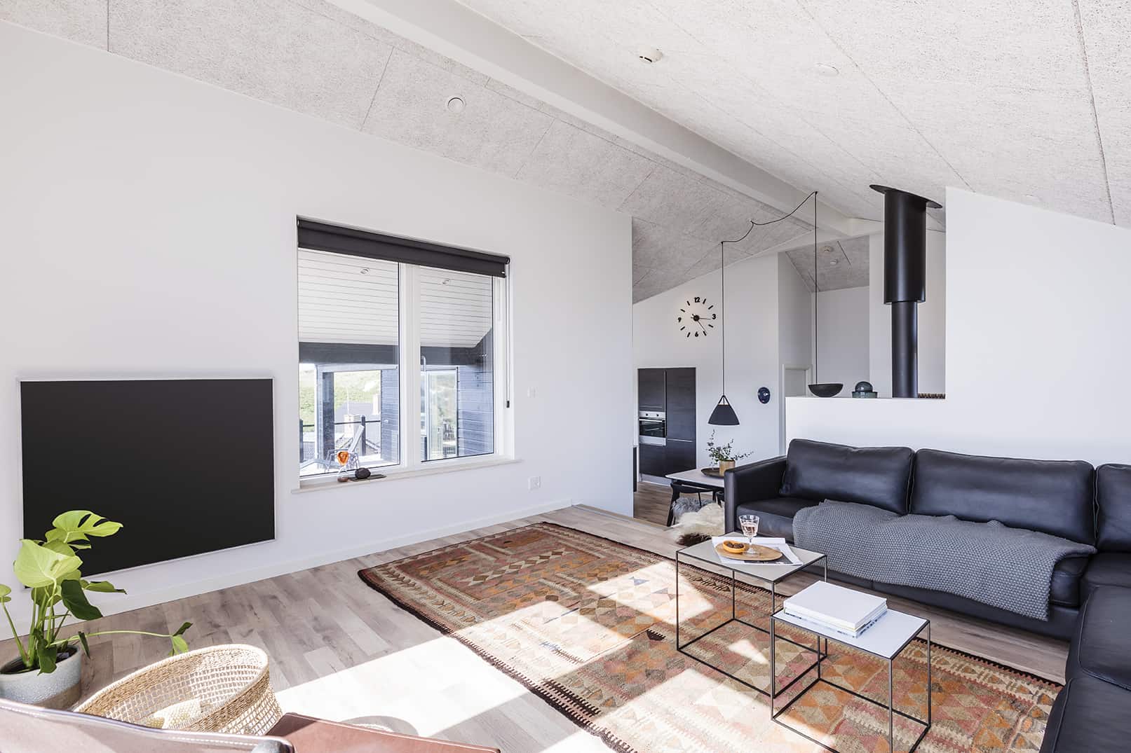 Sol skinner på lyst trægulv i stue