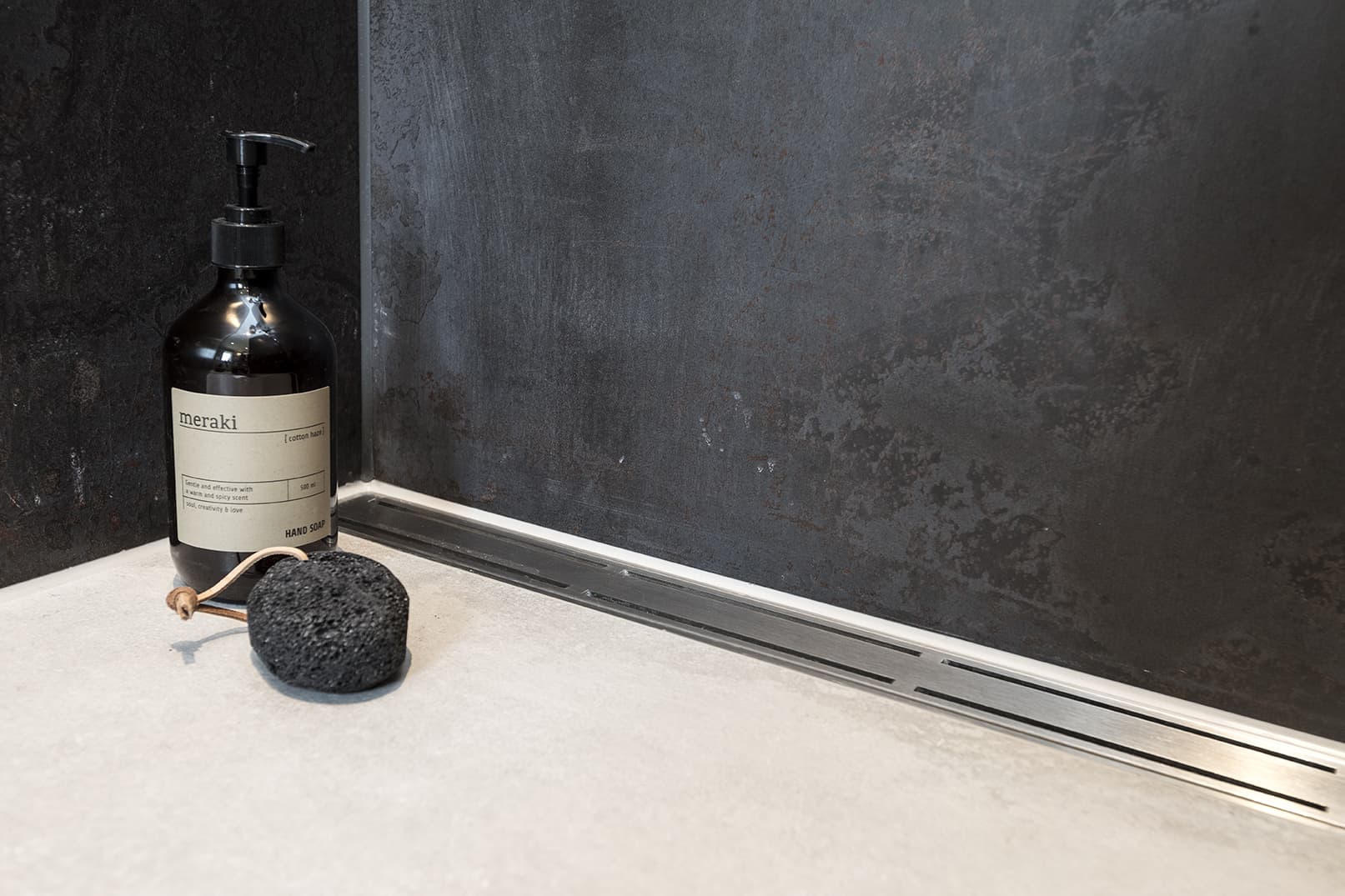 Badeværelse Skanlux Trend sommerhus. Unidrain afløb.