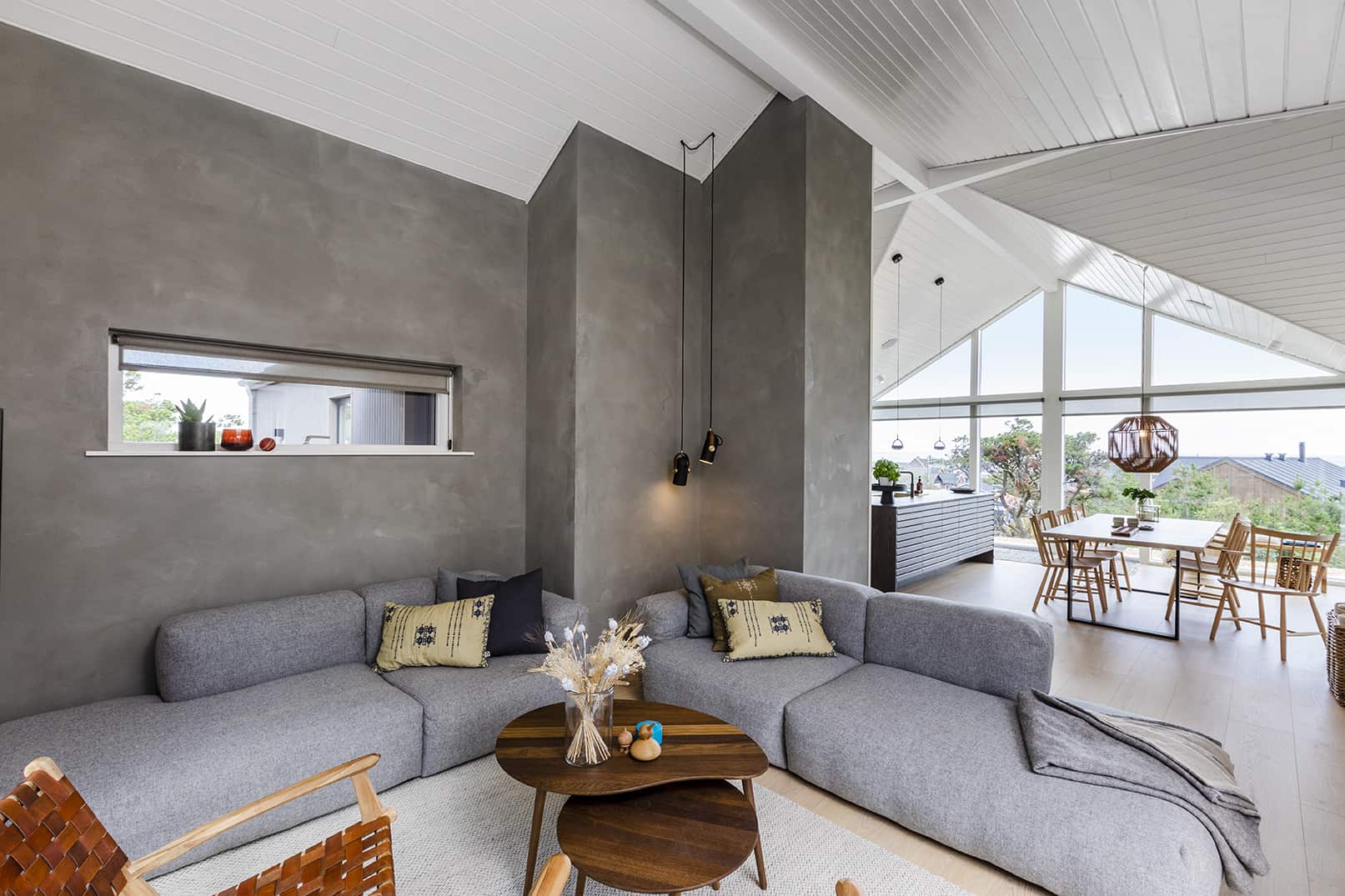 Sofaarrangement i stue foran rå væg