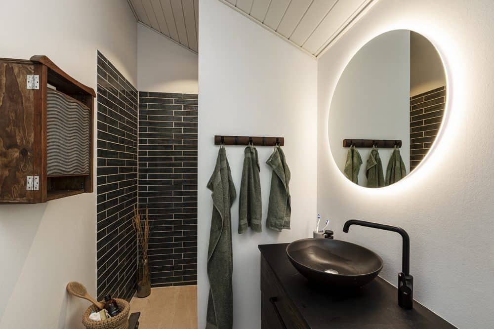 Badeværelse fra TV2 sommerdrømme 2021 med rundt spejl med lys