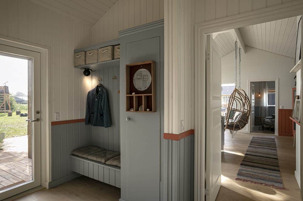 Sommerdrømme TV2. Skanlux Trend Basic sommerhus. Entre med blå møbler