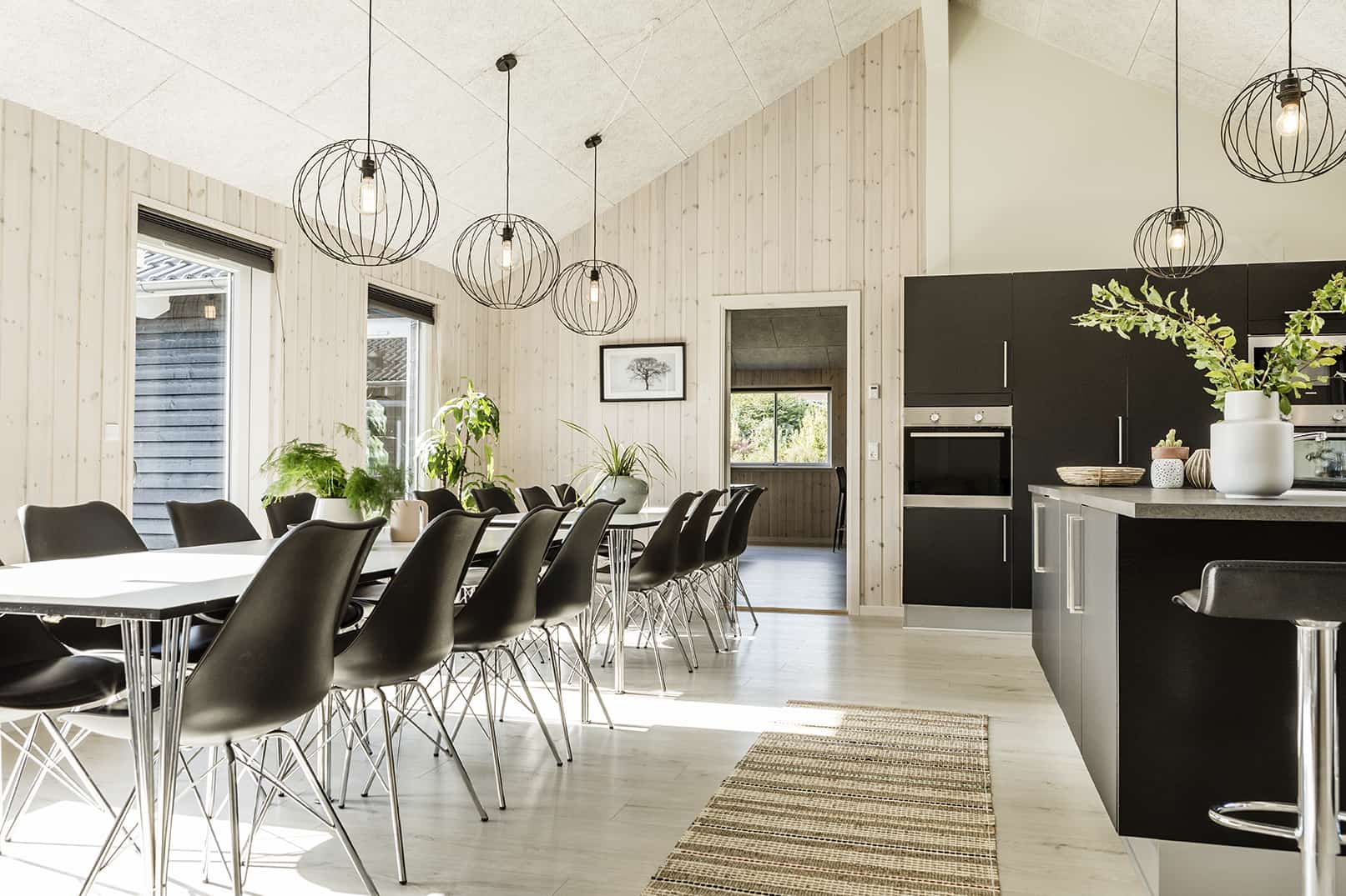 Stor spisestue i sommerhus med mange stole