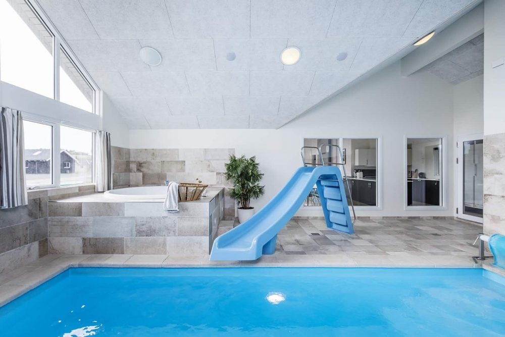Sommerhus med pool i lækkert og lyst poolrum