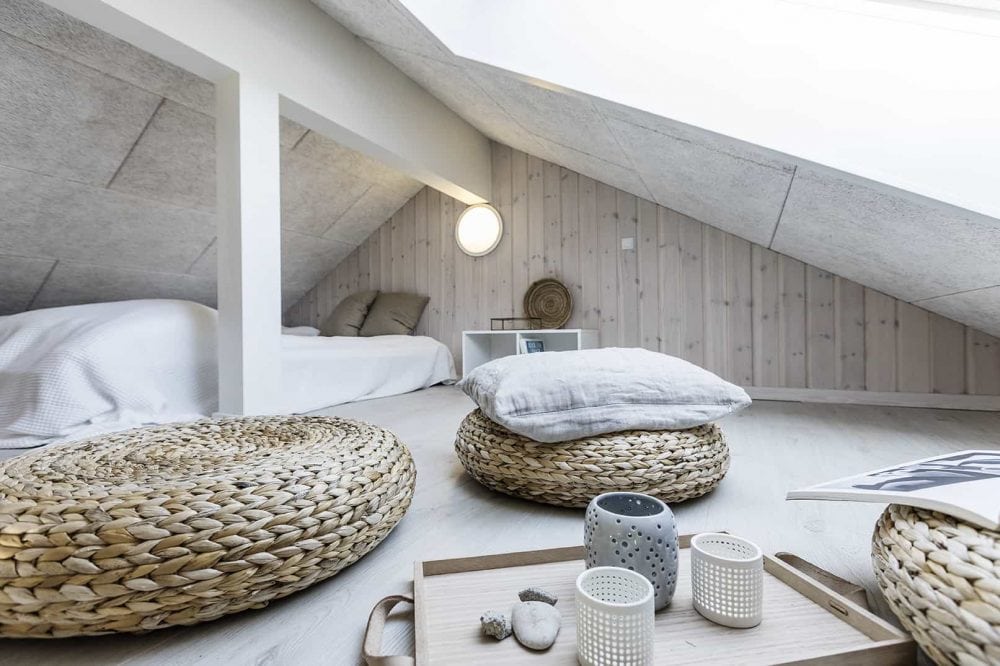 Rummelig hems i sommerhus med puder og soveplads