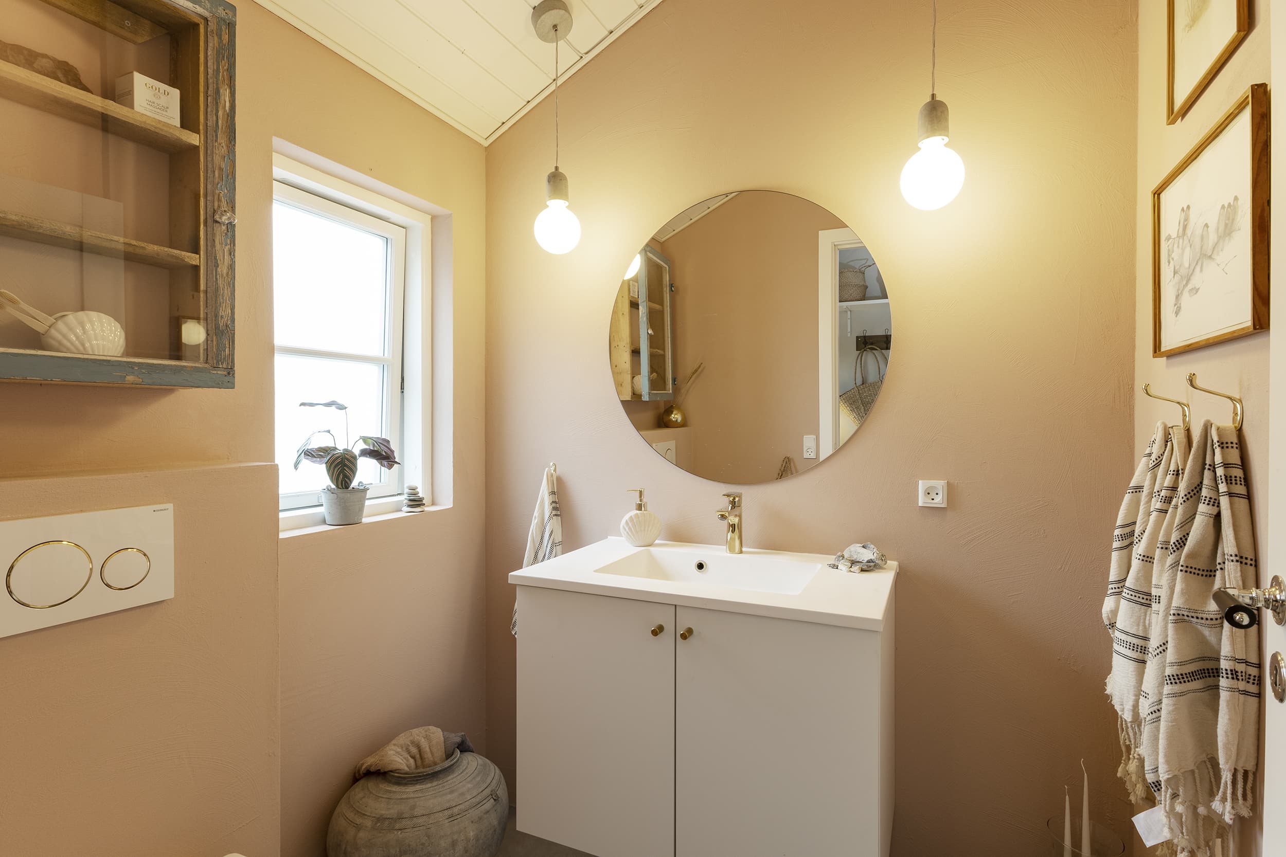 Enkelt Sommerdrømme badeværelse med behagelige naturlige vægfarver og rustikke træ møbler