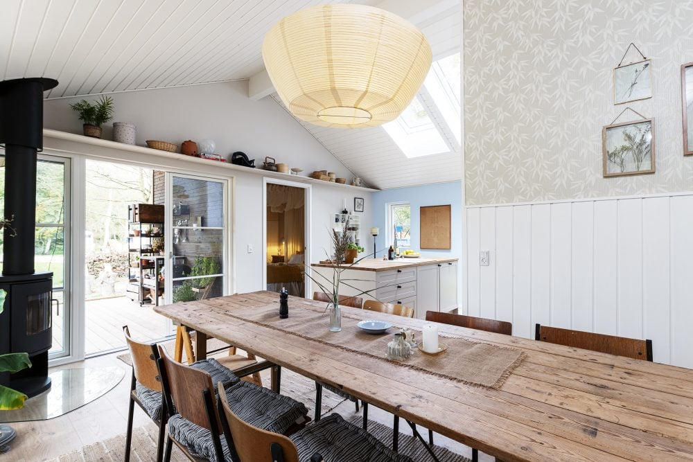 Sommerdrømme køkken alrum med spisebord i træ