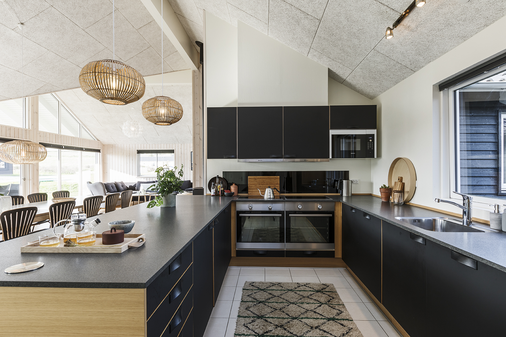 Åbent køkken alrum med sort køkken