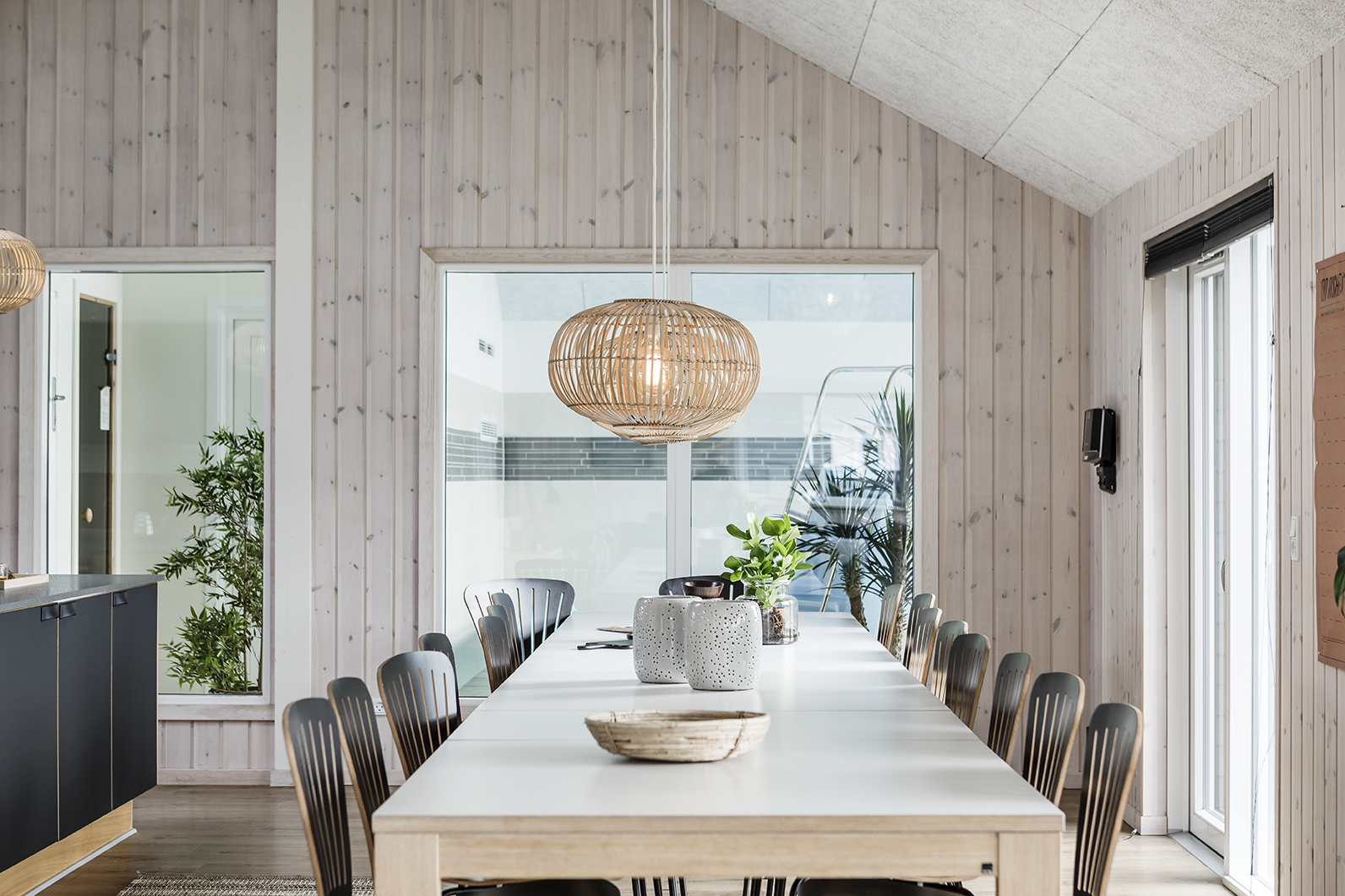 Langt spisebord i træ