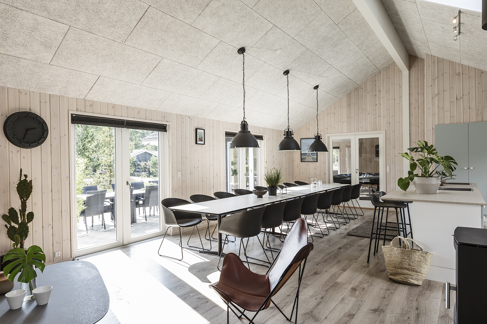 Langt spisebord i sommerhus