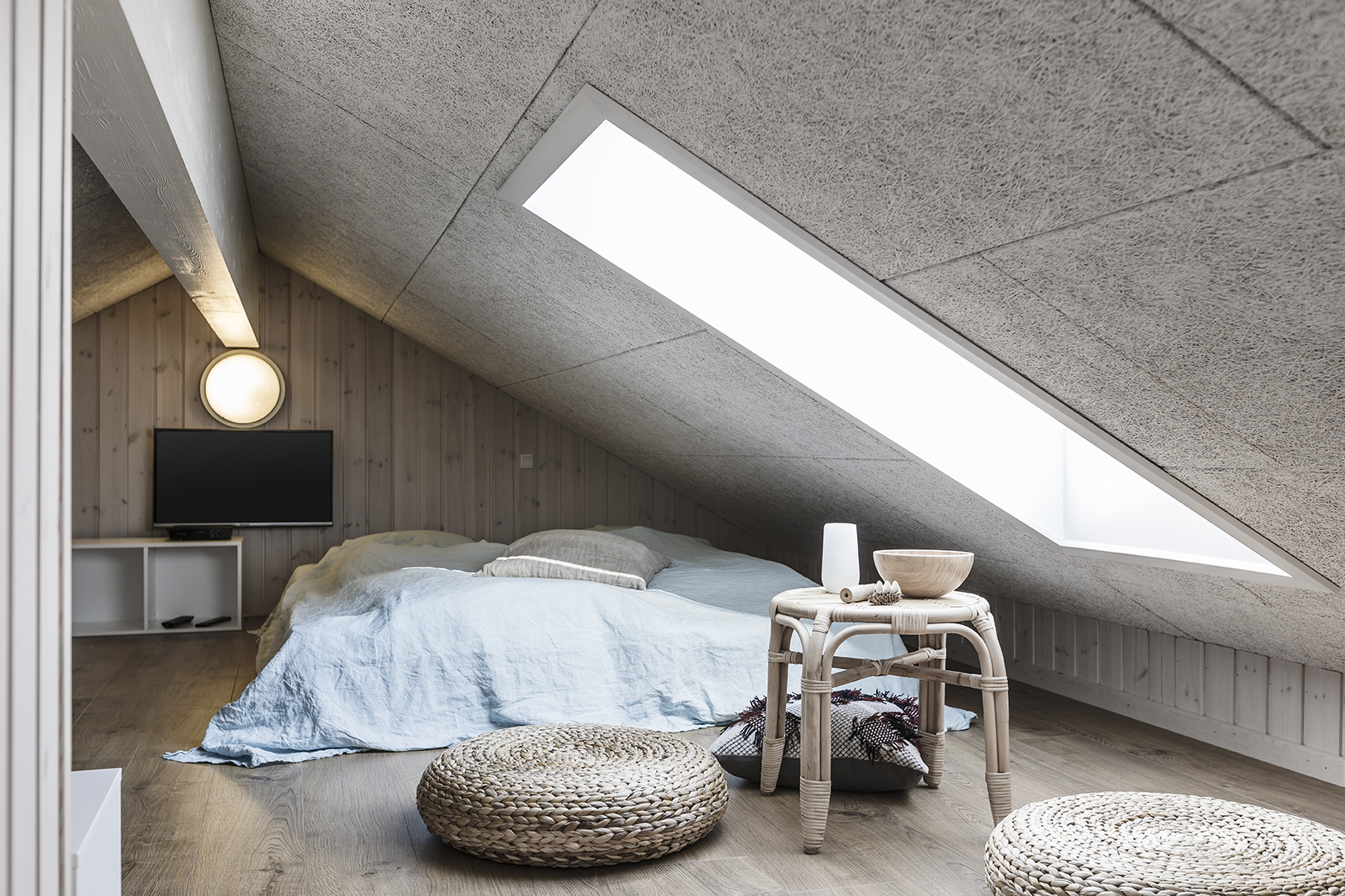 Seng placeret på hems med godt lysindfald