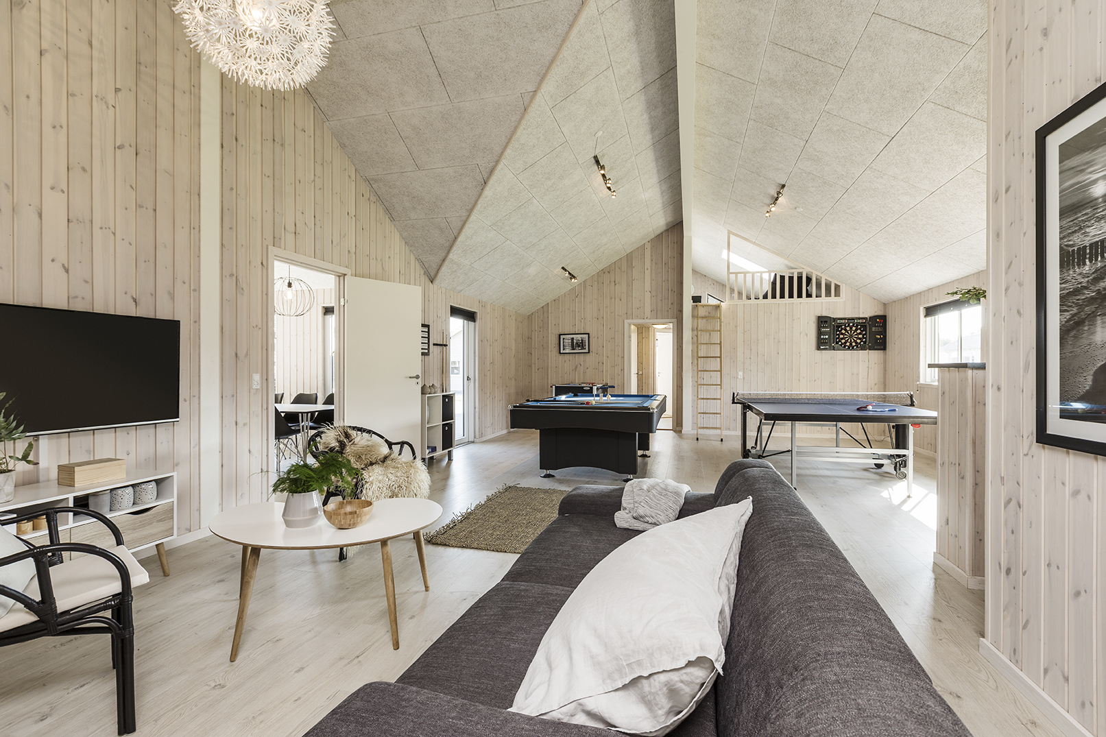 Rum med loft til kip, bordtennisbord og sofa