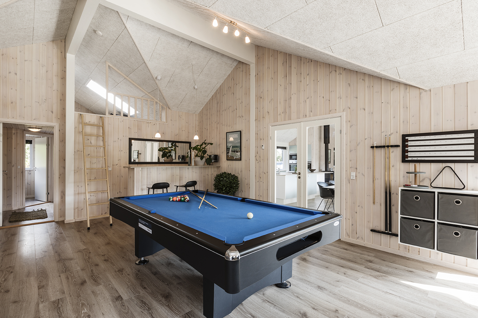 Billardbord i aktivitetsrum med loft til kip
