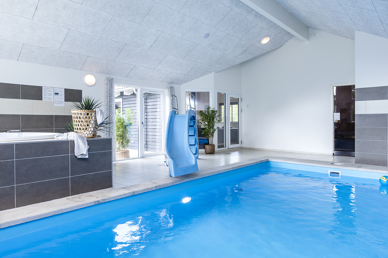 Poolområde med rutsjebane i sommerhus