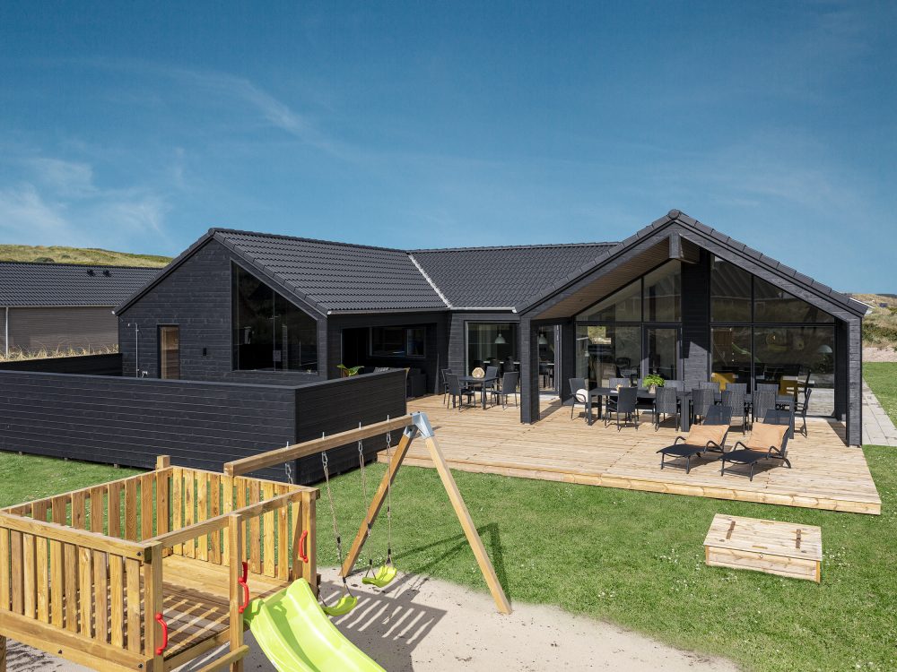 Sommerhus med eget legetårn, græsplæne og terrasse