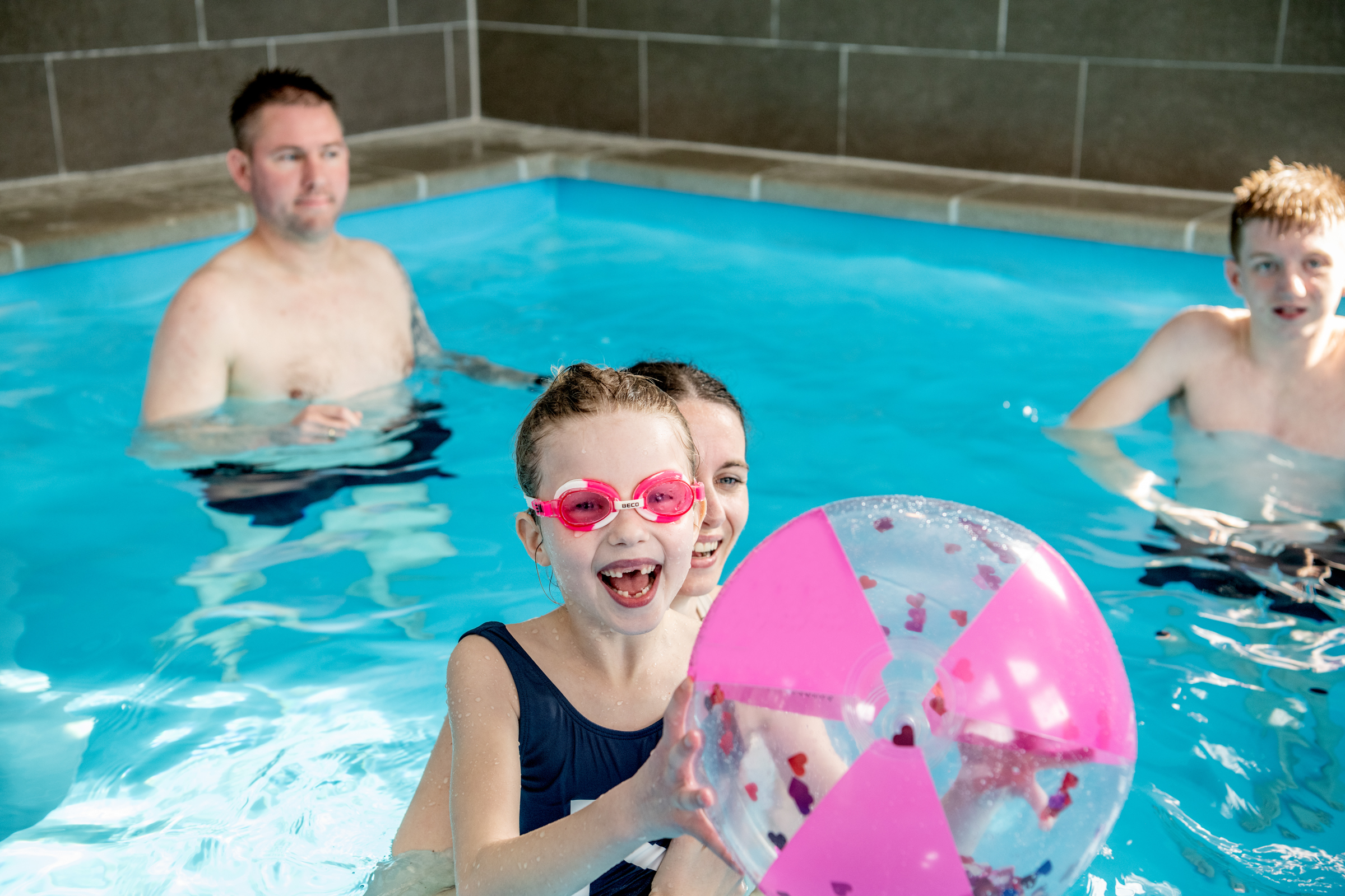 Glade børn i indendørs pool