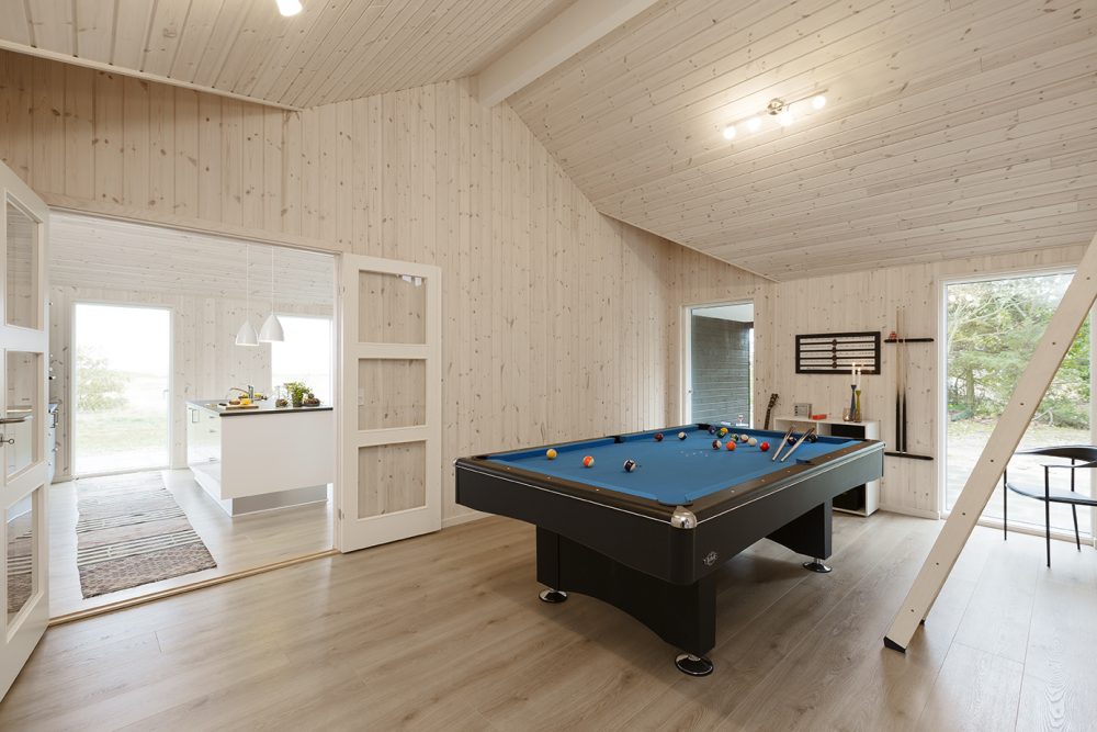 Skanlux Trend sommerhus med aktivitetsrum med billardbord