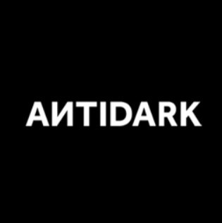 antidark logo med hvid skrift på sort baggrund