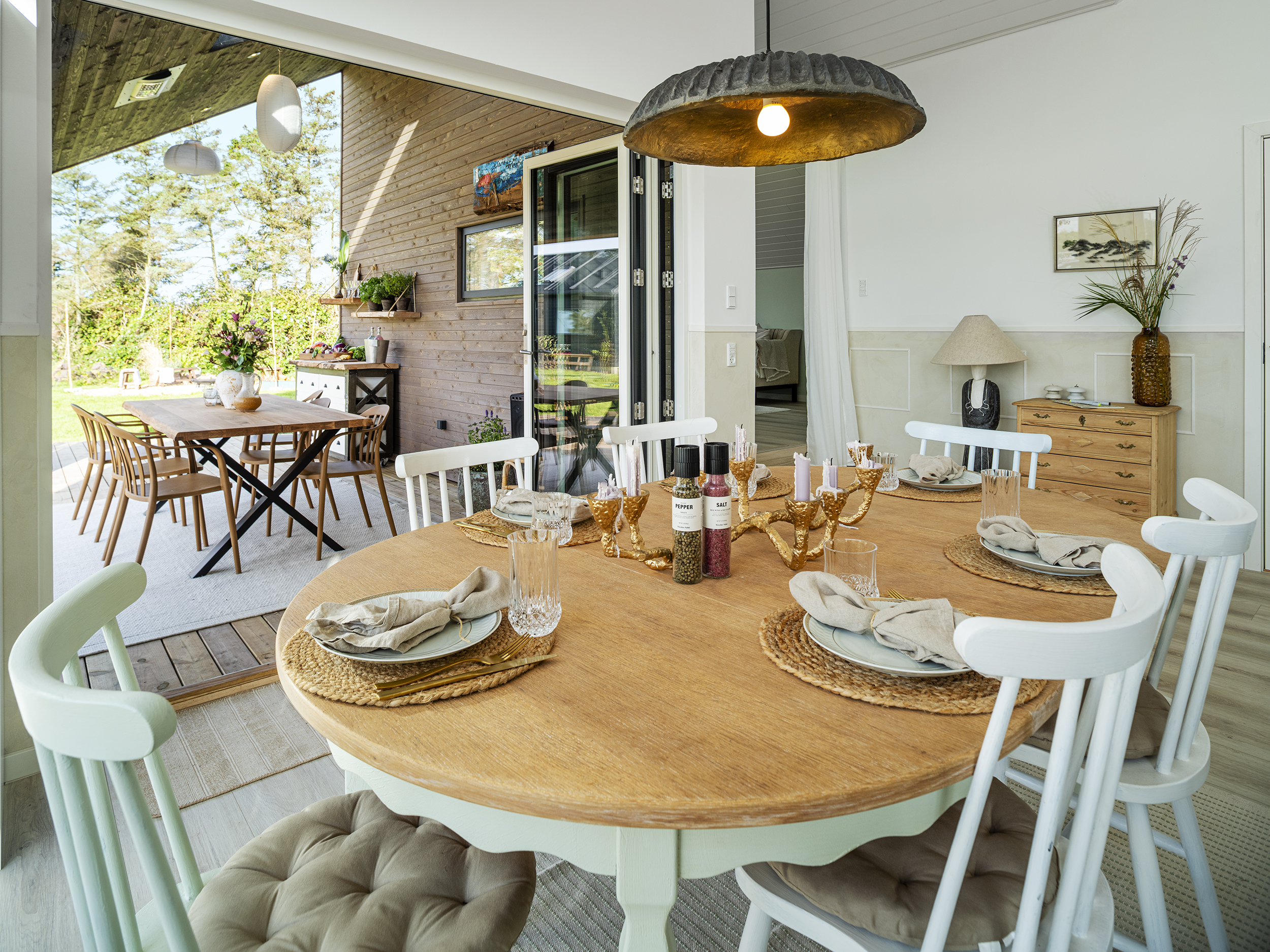 Rundt spisebord med kig til terrasse