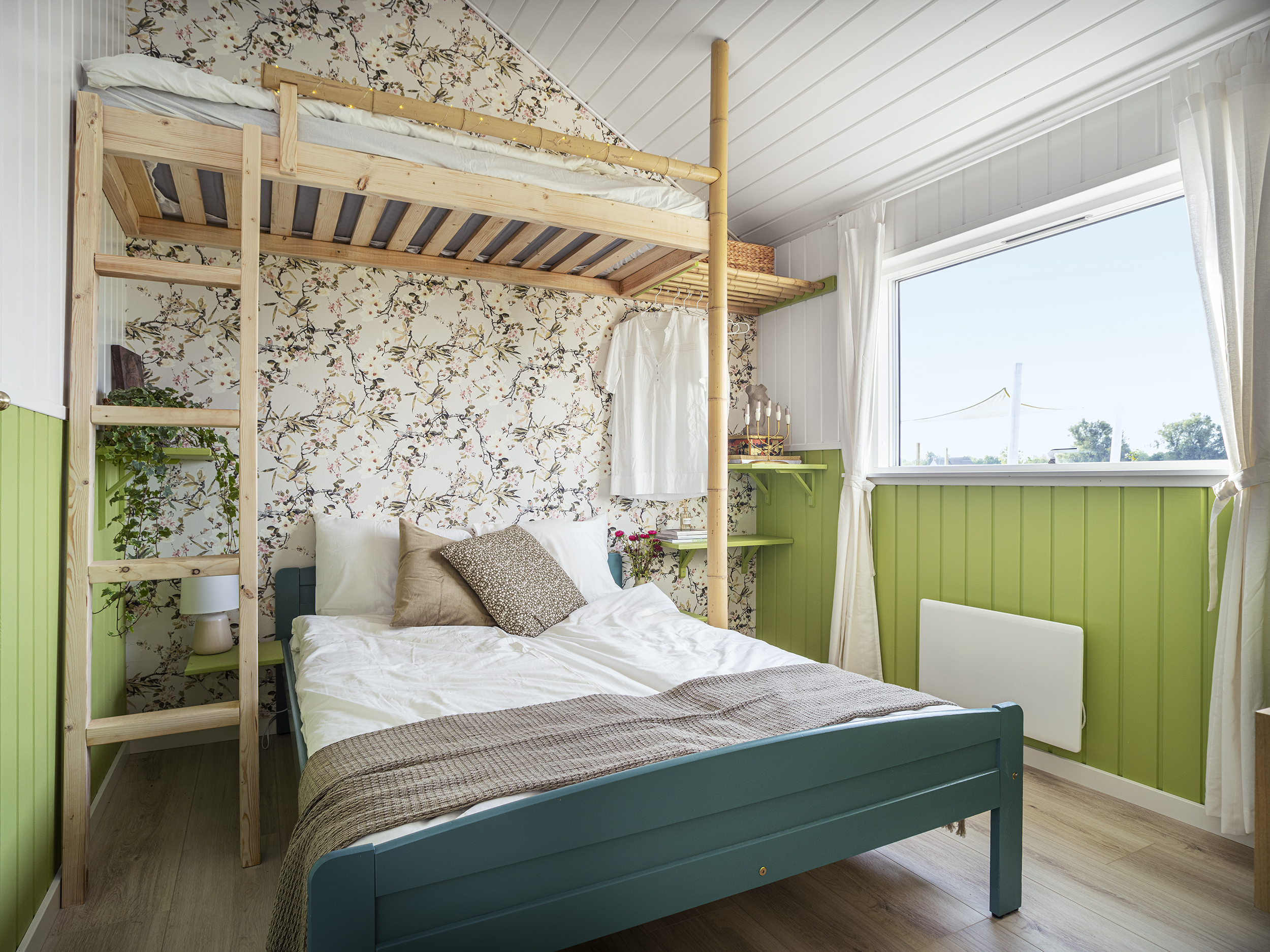 Farverigt værelse med køjeseng over dobbeltseng