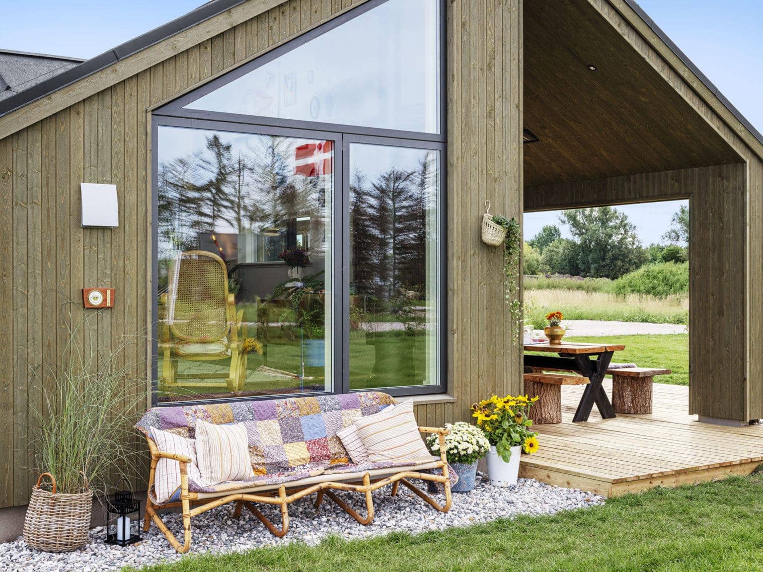 Vinduesparti i sommerhus set udefra