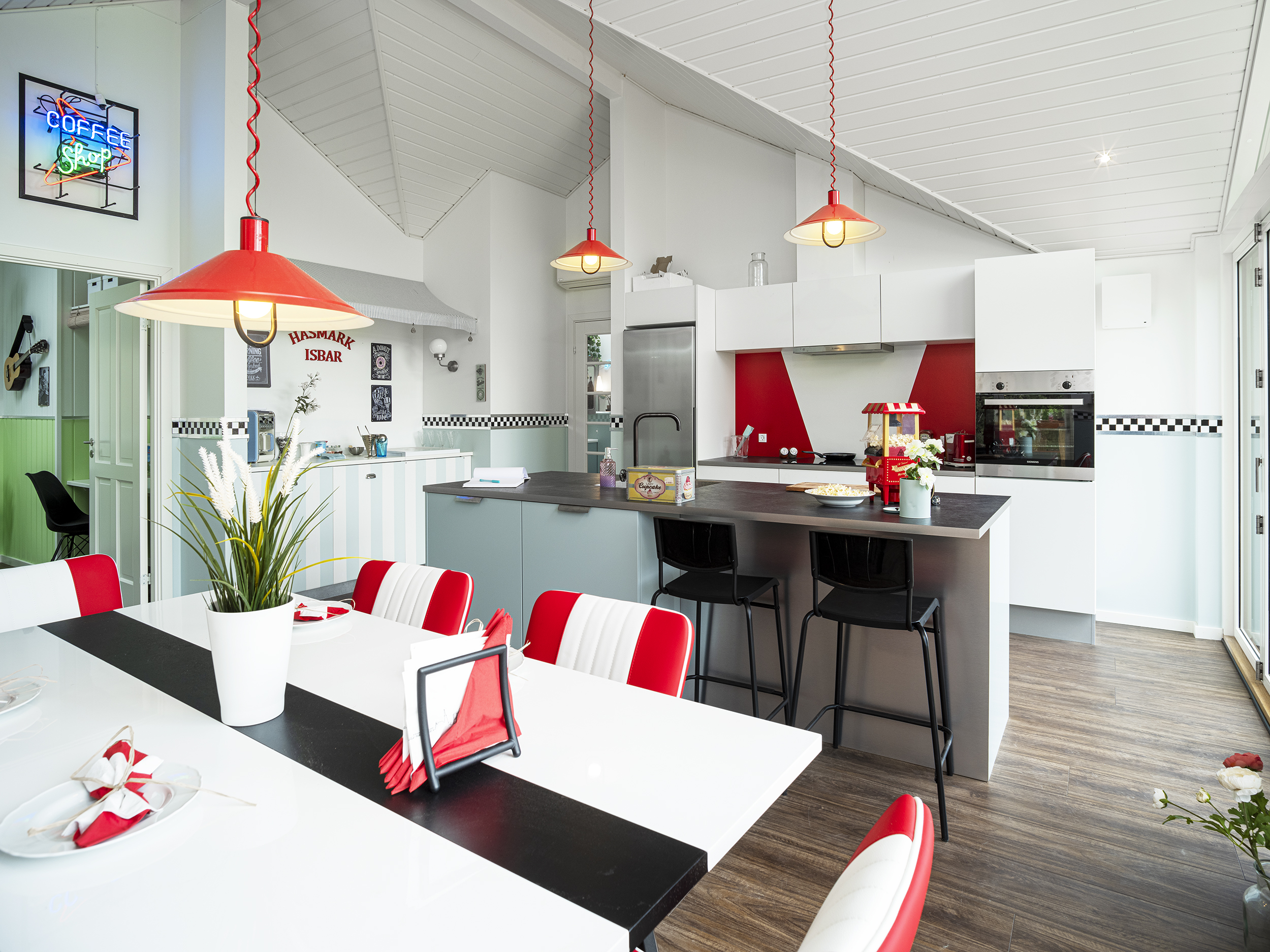 Sommerdrømme TV 2 køkken/alrum - Skanlux Trend sommerhus