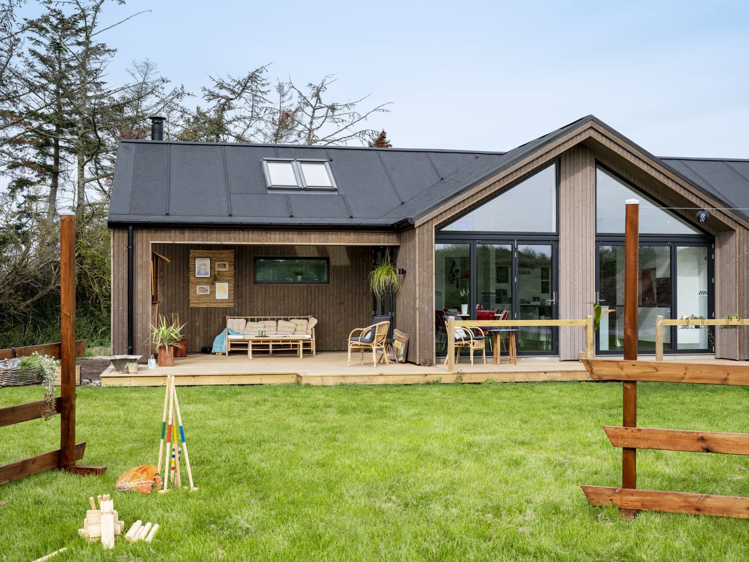 Sommerhus set fra siden fra haven af