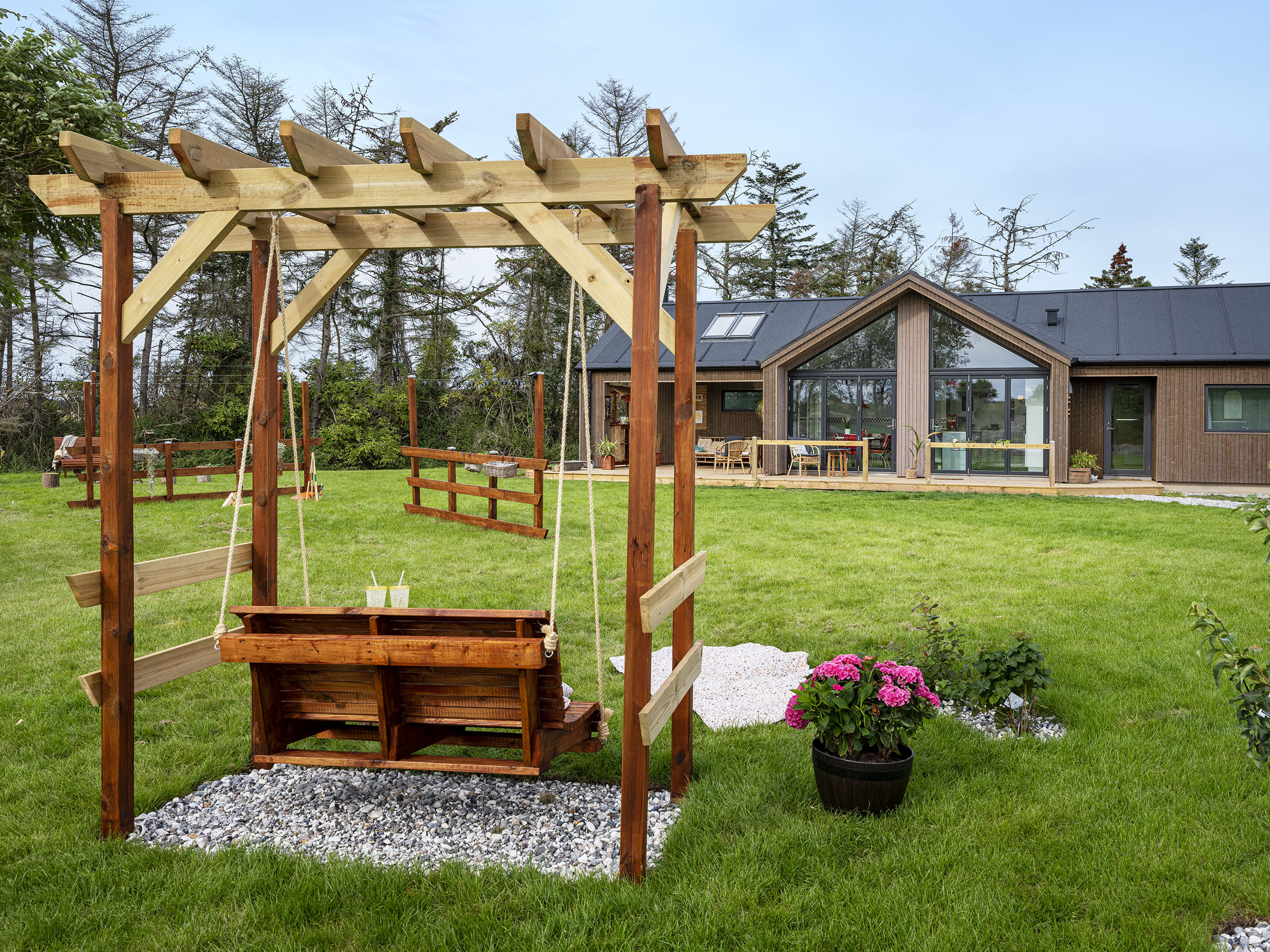 Bænk til afslapning i haven ved sommerhus