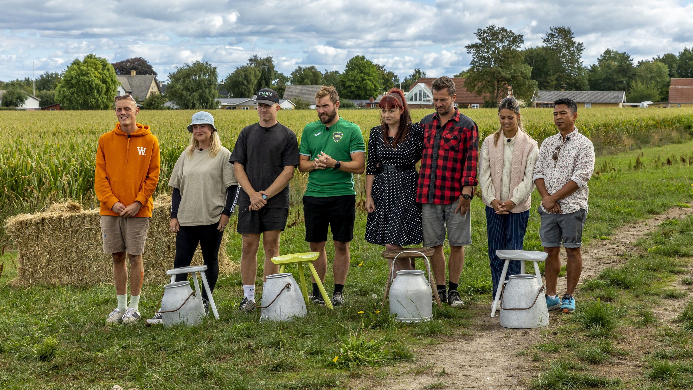 Deltagere på græsplæne før arrangement