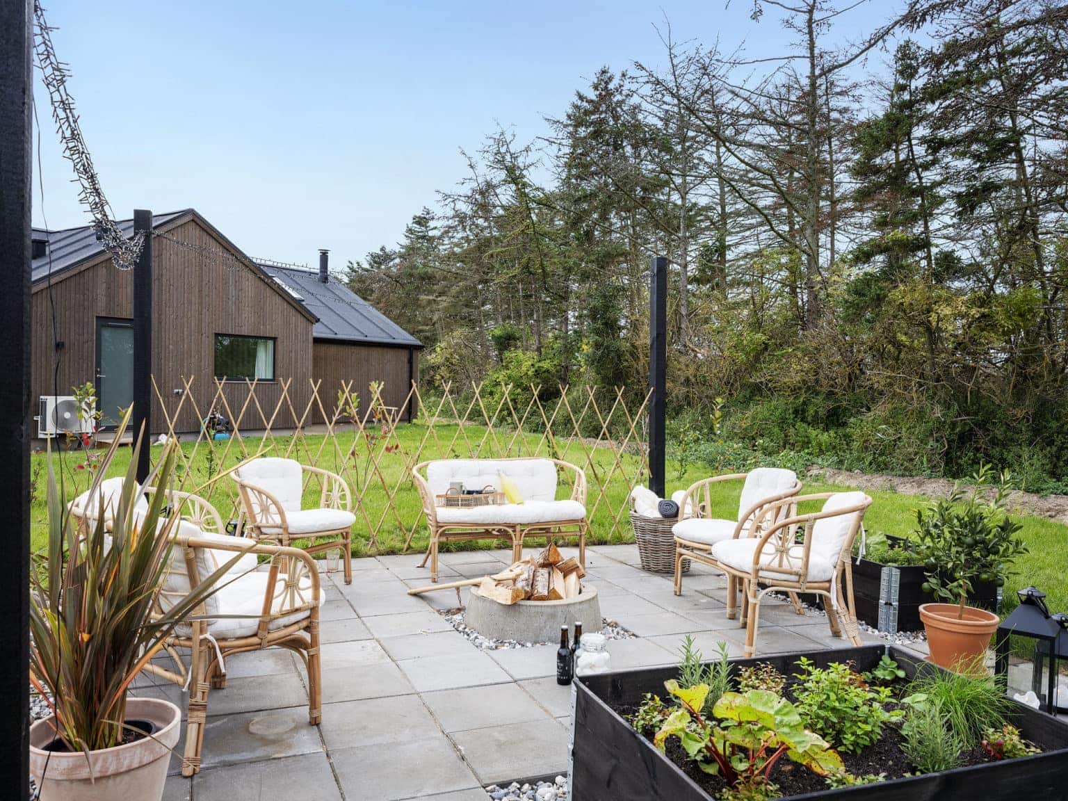 Siddepladdser på flisebelagt terrasse