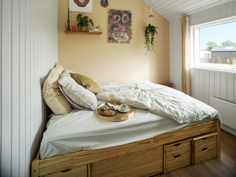 Hyggeligt værelse med gul væg