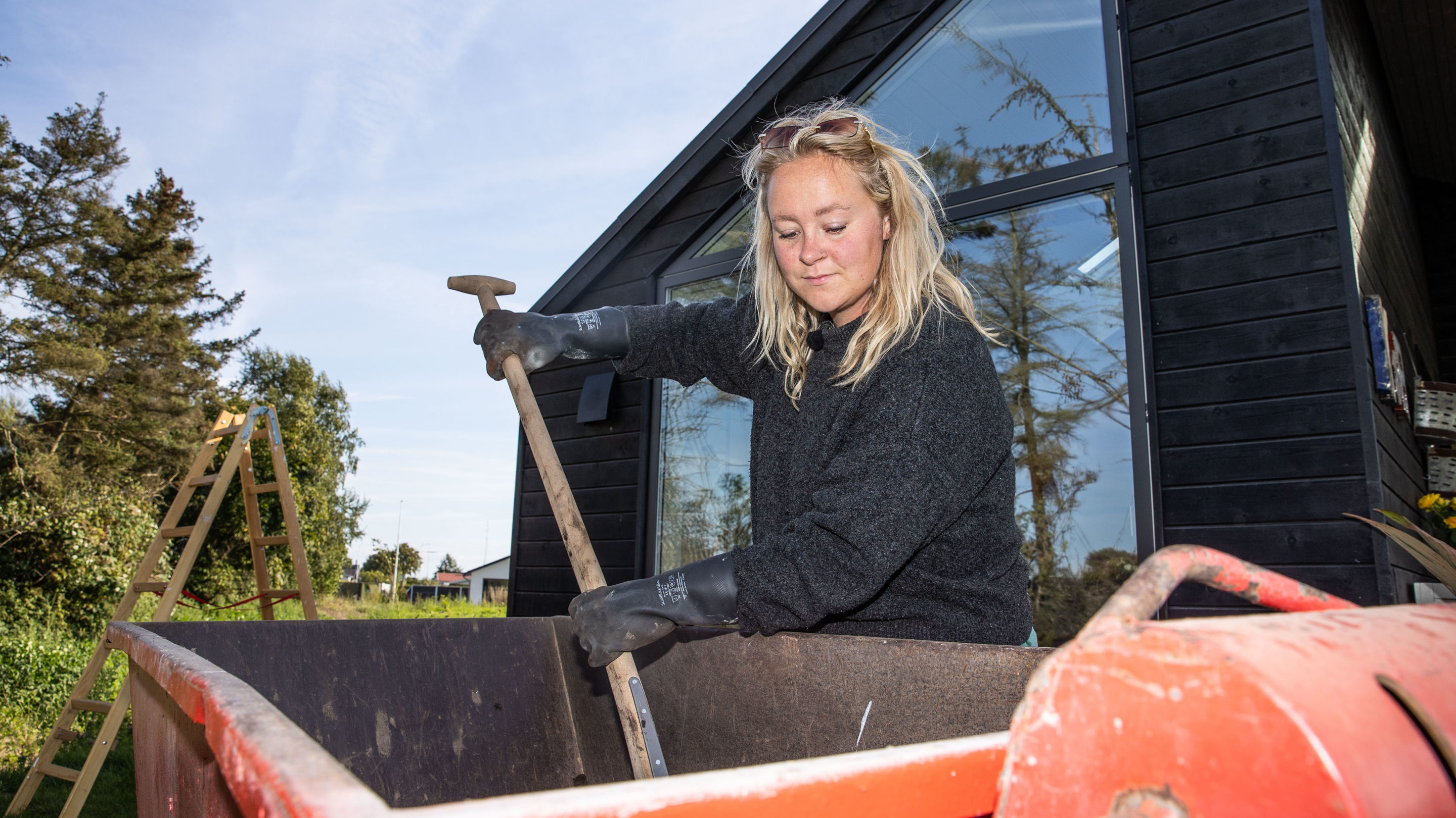 Kvindelig deltager arbejder med haveredskab